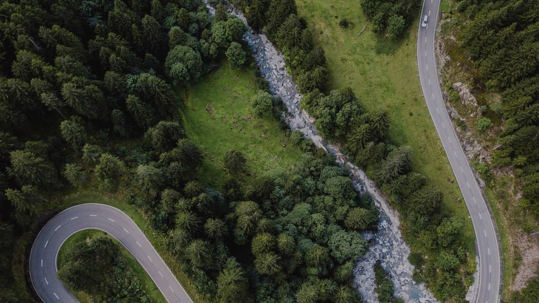 Route entre Callian et Fréjus traversant les collines boisées du Var, trajet typique pour un transport médical conventionné