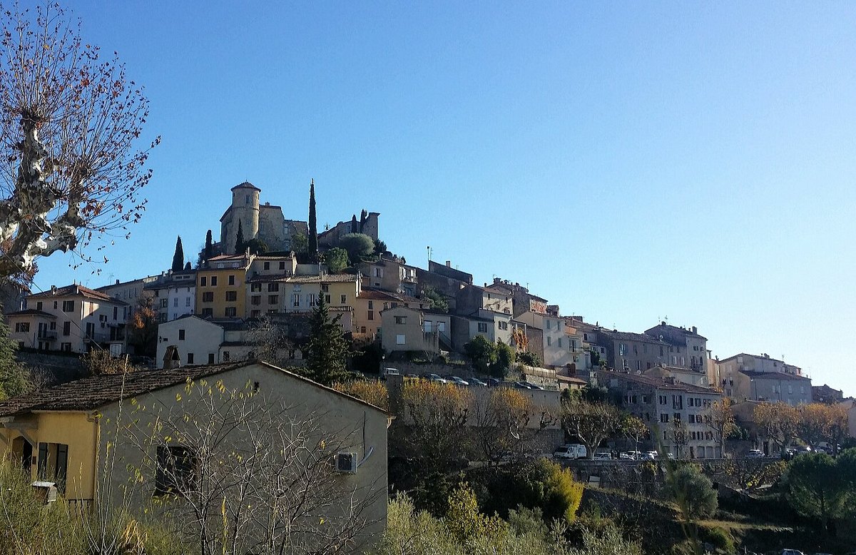 Village perché de Callian dans le Pays de Fayence avec un taxi conventionné stationné sur la place du village pour un transport médical