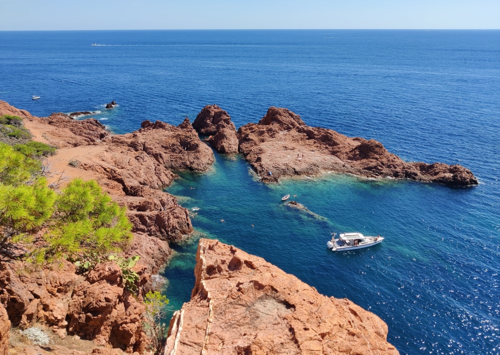 Criques du Dramont Saint-Raphaël - Petites criques rocheuses avec eau profonde, idéales pour plongée et snorkeling, spots secrets