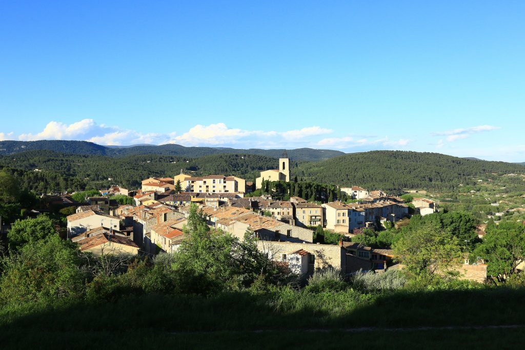 Village de Flayosc dans le Var, vue de la route avec un taxi conventionné se dirigeant vers Draguignan pour un transport médical