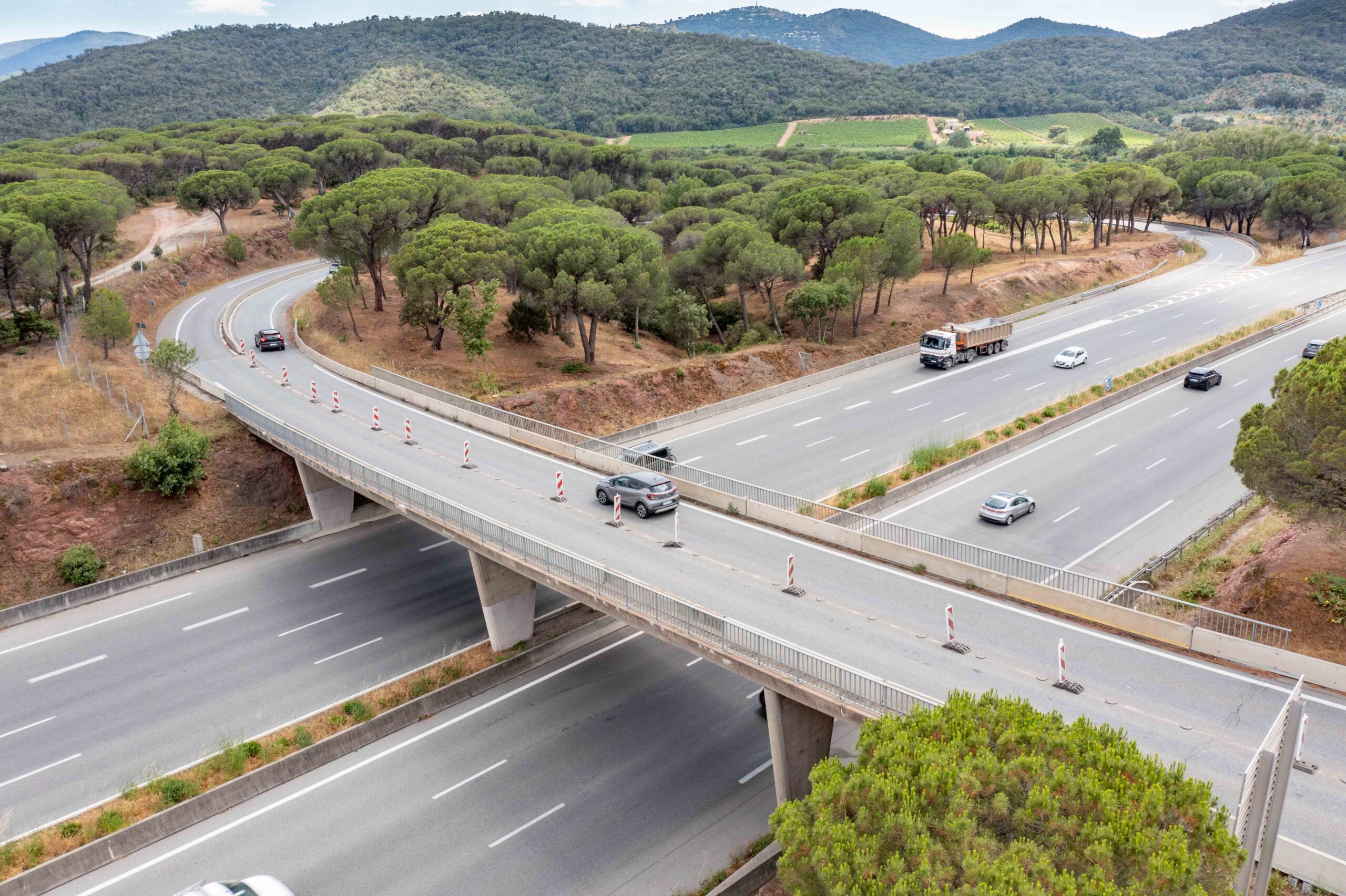 Vue de l'autoroute A8 près du Muy avec un taxi se dirigeant vers un hôpital du Var