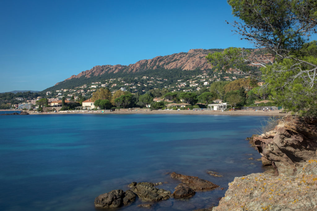 Plage de la Baumette Saint-Raphaël - Crique rocheuse avec eau cristalline, idéale pour snorkeling et coucher de soleil, ambiance sauvage