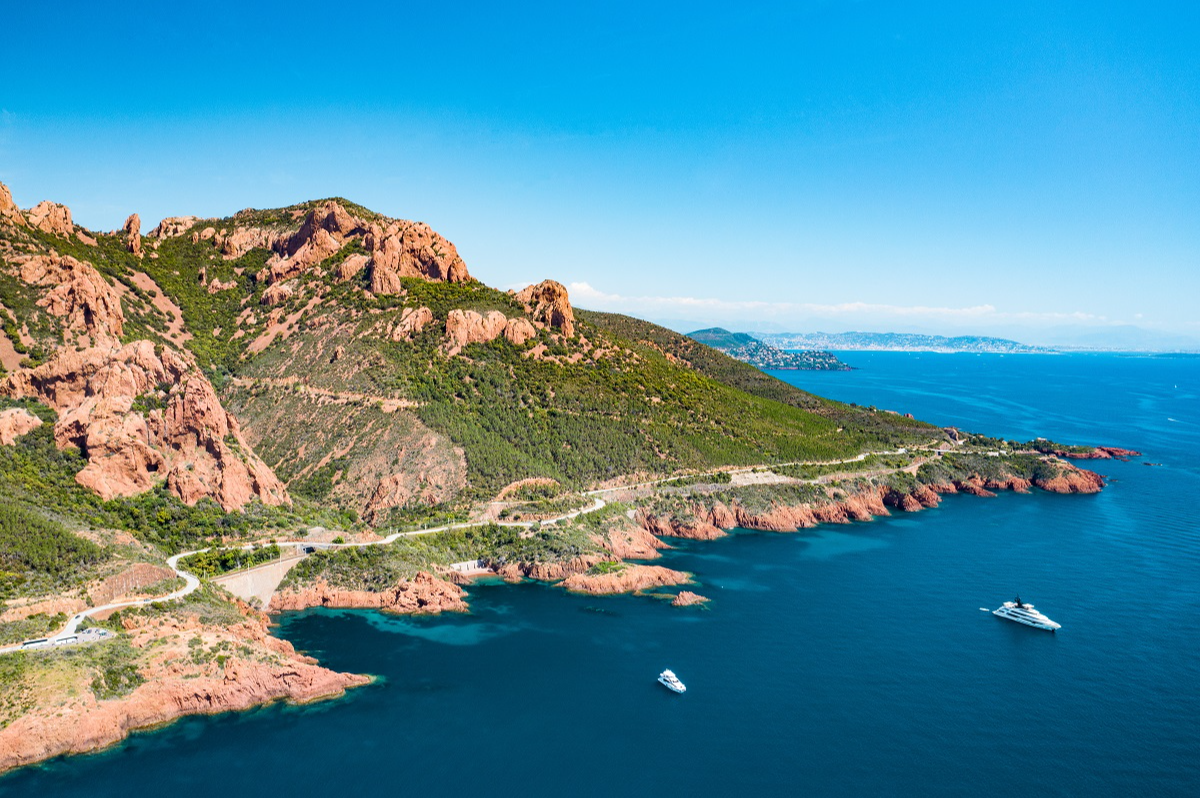 Plage de la Corniche d'Or Fréjus-Saint-Raphaël - Grande plage de sable fin avec vue panoramique exceptionnelle, promenade, restaurants