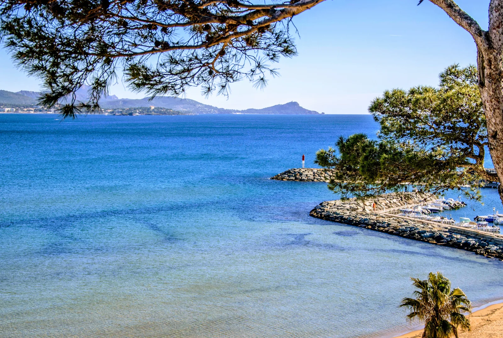 Plage de la Galiote Fréjus - Grande plage de sable fin avec eau turquoise cristalline, idéale pour familles, ambiance authentique