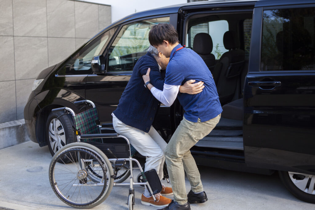 Transport d'un senior vers un rendez-vous médical dans le Var avec accompagnement professionnel