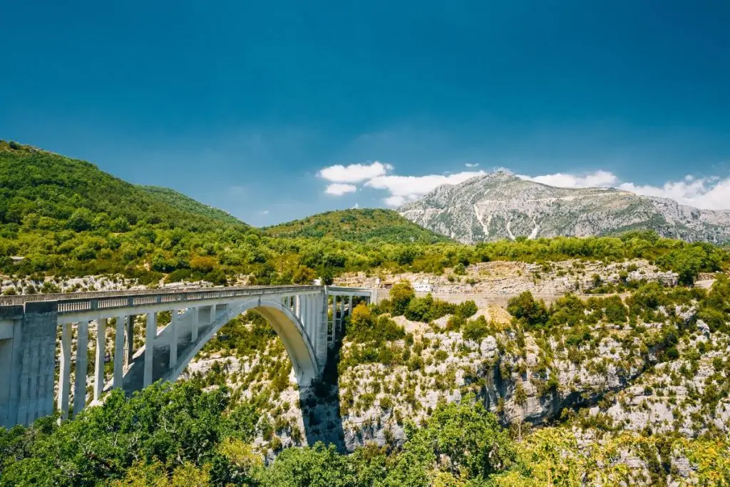 Route panoramique Corniche Sublime avec falaises impressionnantes et vue sur les gorges du Verdon