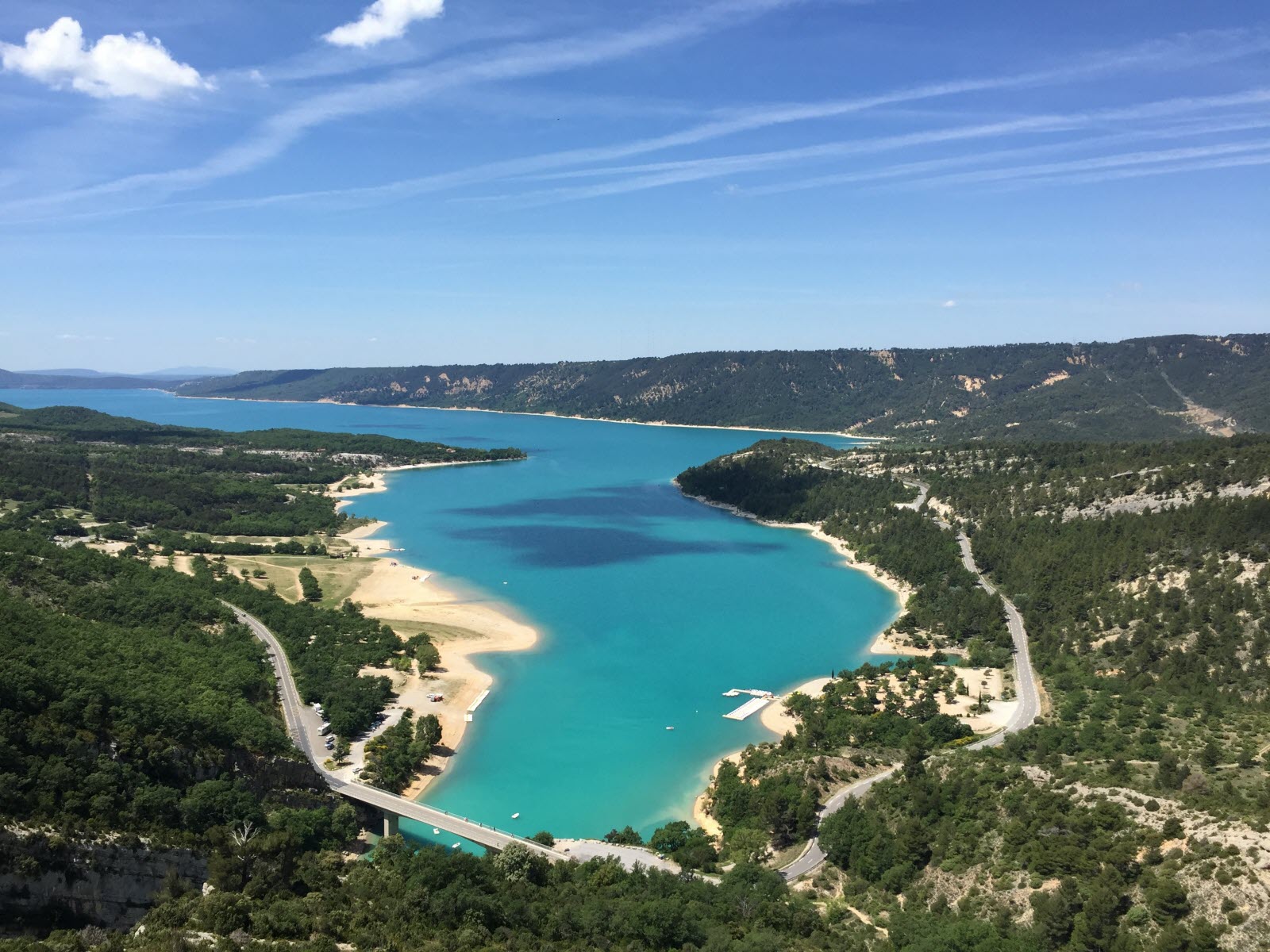 Lac de Sainte-Croix vue aérienne, eau turquoise, bateaux électriques et plages naturelles dans les Gorges du Verdon